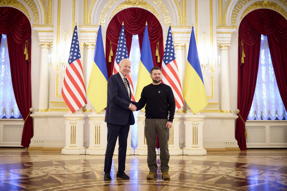 Kyiv (Ukraine), 20/02/2023.- A handout photo made available by the Ukrainian Presidential Press Service on 20 February 2023 shows Ukrainian President Volodymyr Zelensky (L) and US President Joe Biden (R) walking near St. Mikhailovsky Cathedral in Kyiv (Kiev), Ukraine, amid Russia's invasion. The White House announced on 20 February, that US President Biden met with Ukrainian President Zelensky and his team to extended discussions on US support for Ukraine. (Rusia, Ucrania, Estados Unidos) EFE/EPA/UKRAINIAN PRESIDENTIAL PRESS SERVICE HANDOUT -- MANDATORY CREDIT: UKRAINIAN PRESIDENTIAL PRESS SERVICE -- HANDOUT EDITORIAL USE ONLY/NO SALES
UKRAINE USA DIPLOMACY