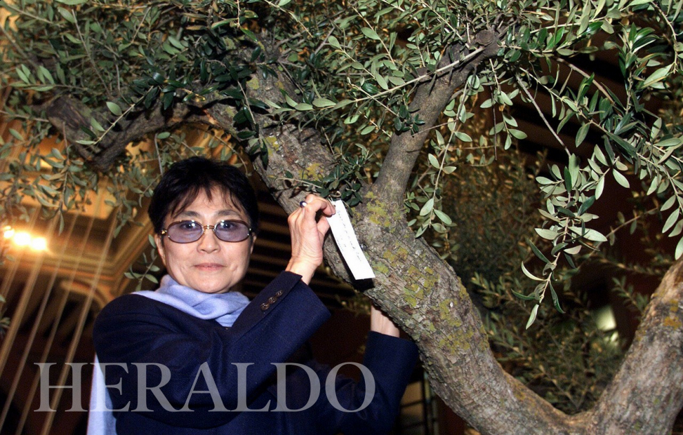 La artista y compositora, viuda de John Lennon y popular icono de la cultura contemporánea, inauguró una exposición en el palacio de Sástago de Zaragoza, asistió a los actos conmemorativos de Buñuel en Calanda y visitó la escuela-taller de cerámica de Muel.