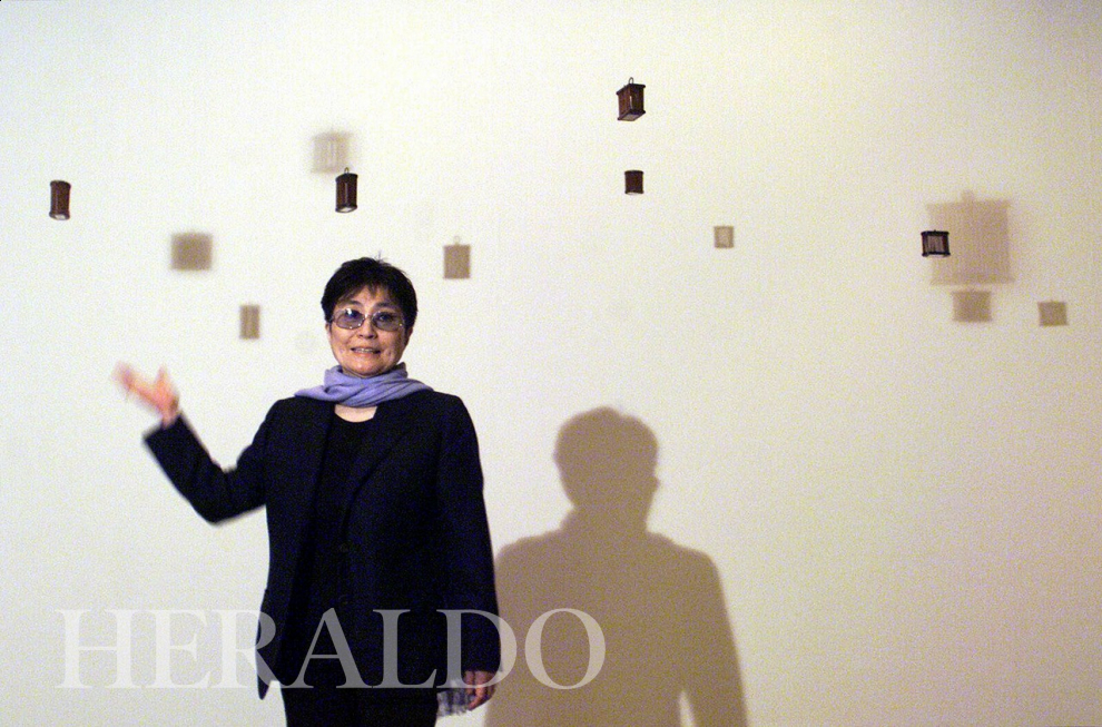 La artista y compositora, viuda de John Lennon y popular icono de la cultura contemporánea, inauguró una exposición en el palacio de Sástago de Zaragoza, asistió a los actos conmemorativos de Buñuel en Calanda y visitó la escuela-taller de cerámica de Muel.