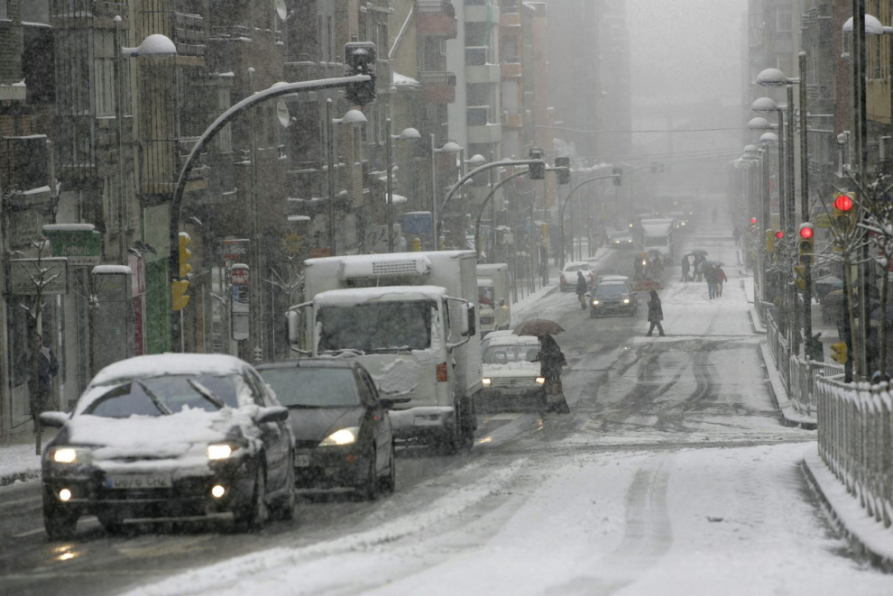 Una fuerte nevada colapsó en febrero de 2005 la capital aragonesa, alterando la vida cotidiana de sus ciudadanos.