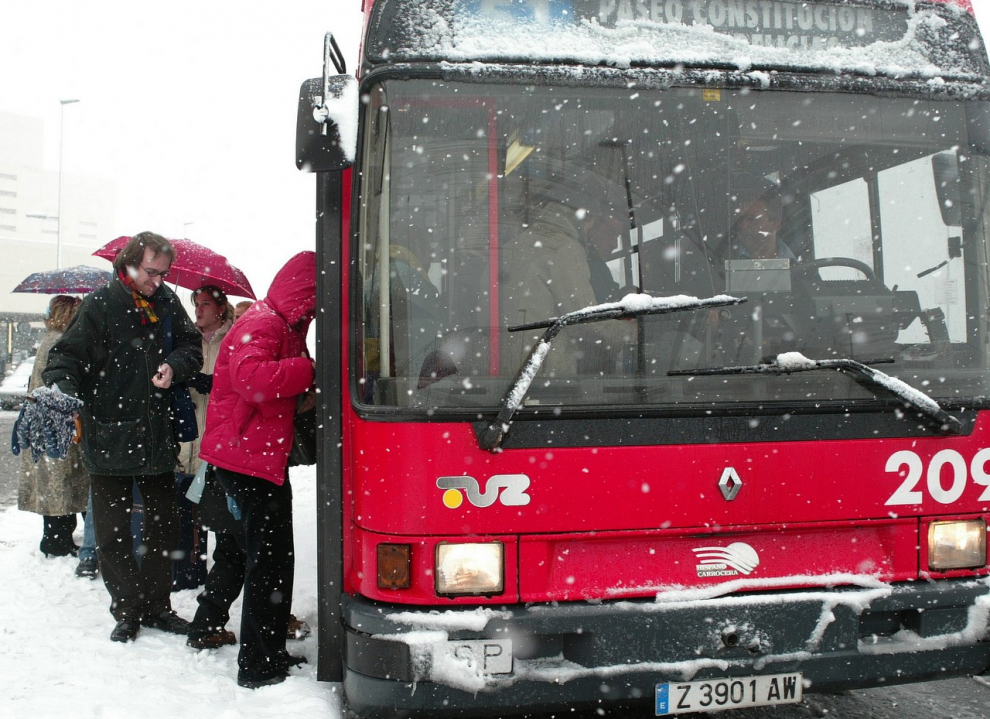 Una fuerte nevada colapsó en febrero de 2005 la capital aragonesa, alterando la vida cotidiana de sus ciudadanos.
