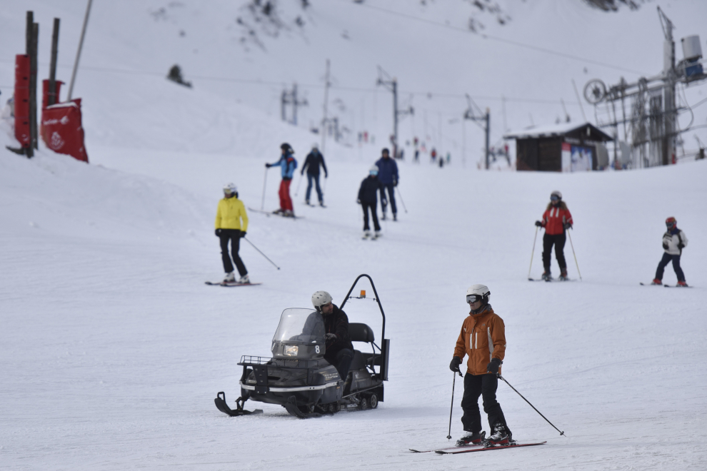 Las estaciones de esquí de Candanchú y Astún y los negocios del sector de la nieve asociados han tenido una gran ocupación este fin de semana.