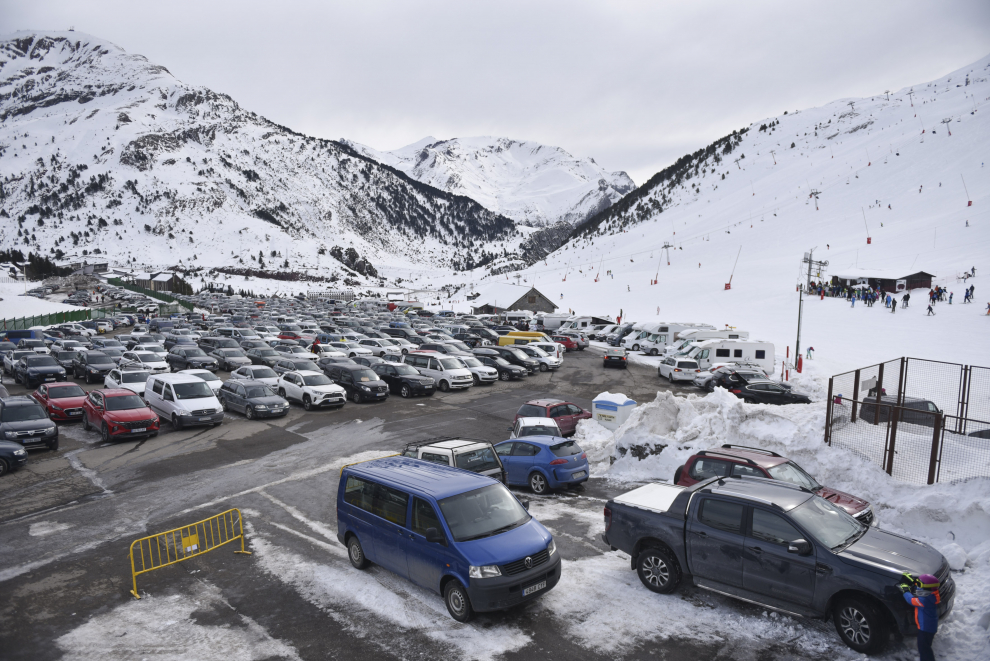 Las estaciones de esquí de Candanchú y Astún y los negocios del sector de la nieve asociados han tenido una gran ocupación este fin de semana.