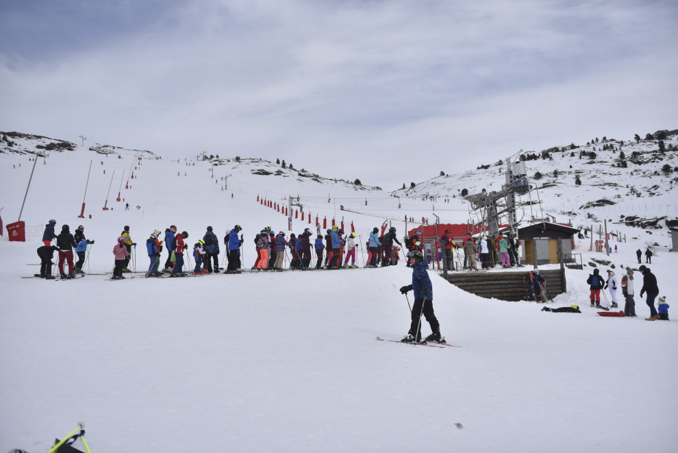 Las estaciones de esquí de Candanchú y Astún y los negocios del sector de la nieve asociados han tenido una gran ocupación este fin de semana.