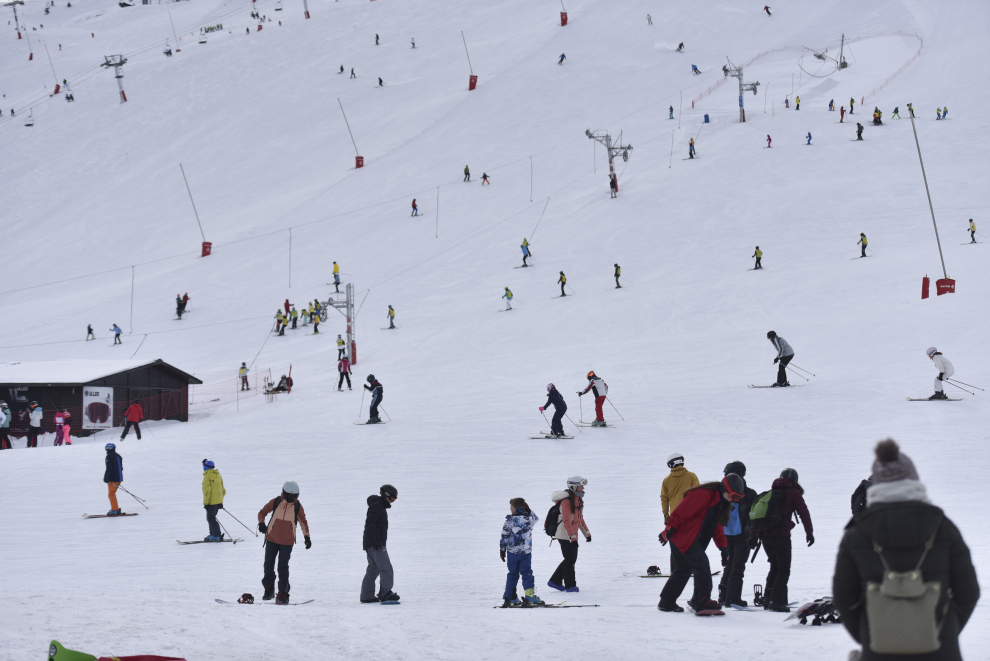 Las estaciones de esquí de Candanchú y Astún y los negocios del sector de la nieve asociados han tenido una gran ocupación este fin de semana.