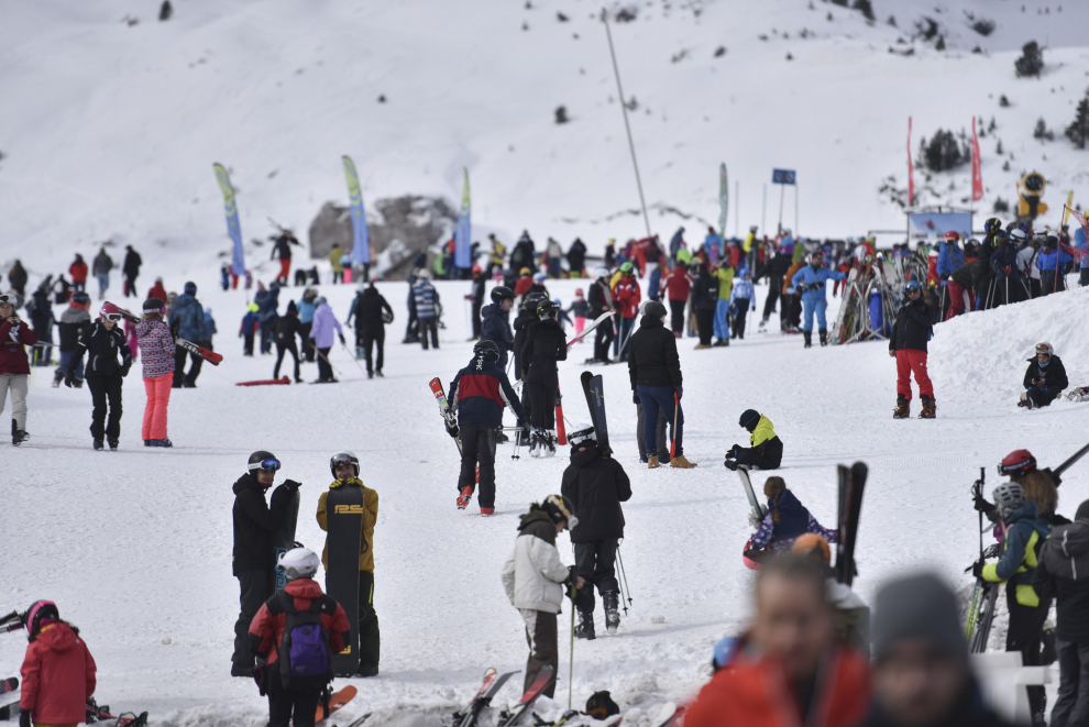 Las estaciones de esquí de Candanchú y Astún y los negocios del sector de la nieve asociados han tenido una gran ocupación este fin de semana.