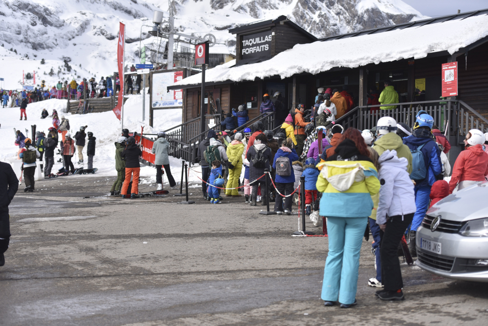 Las estaciones de esquí de Candanchú y Astún y los negocios del sector de la nieve asociados han tenido una gran ocupación este fin de semana.