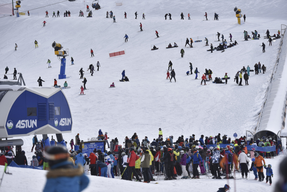 Las estaciones de esquí de Candanchú y Astún y los negocios del sector de la nieve asociados han tenido una gran ocupación este fin de semana.