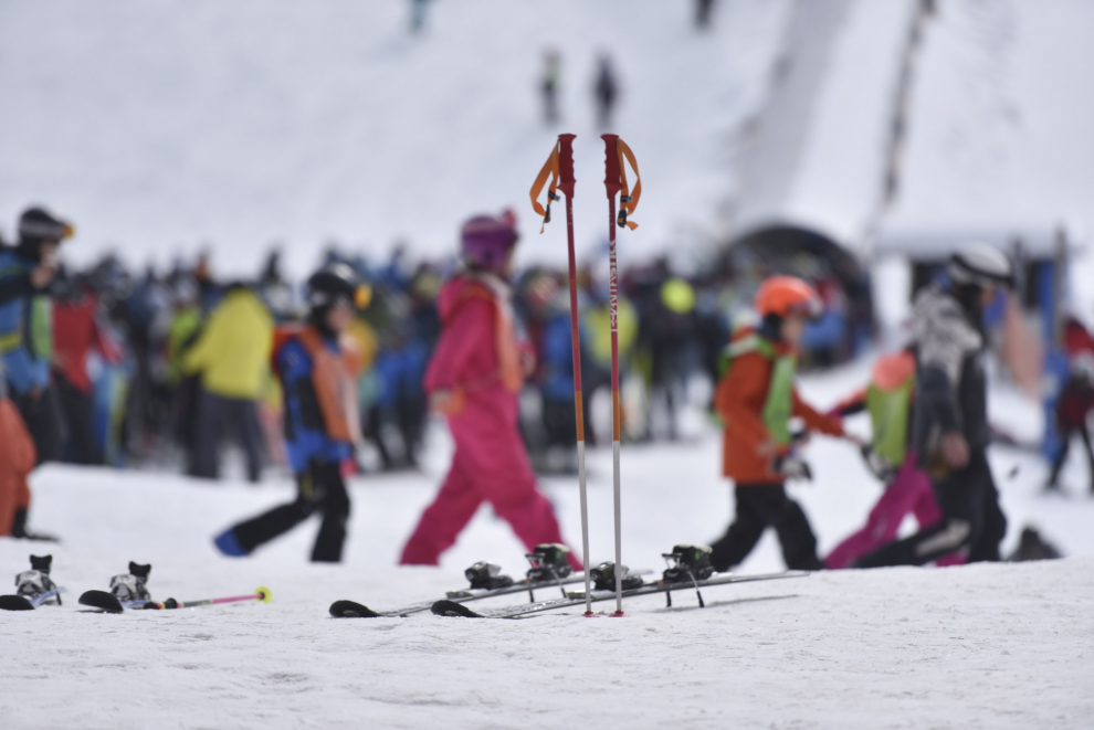 Las estaciones de esquí de Candanchú y Astún y los negocios del sector de la nieve asociados han tenido una gran ocupación este fin de semana.