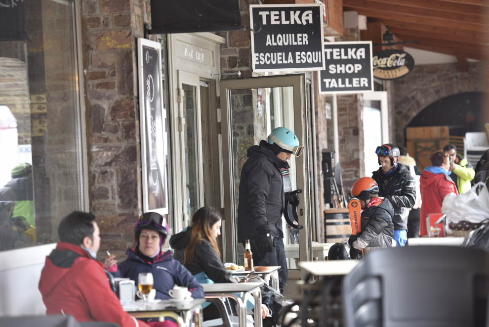 Las estaciones de esquí de Candanchú y Astún y los negocios del sector de la nieve asociados han tenido una gran ocupación este fin de semana.