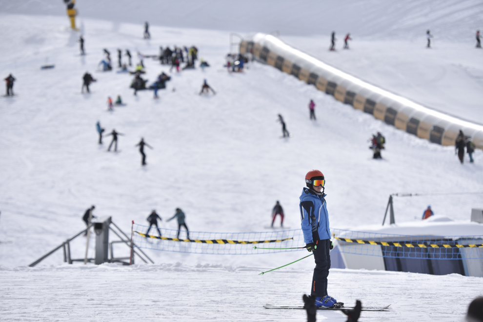 Las estaciones de esquí de Candanchú y Astún y los negocios del sector de la nieve asociados han tenido una gran ocupación este fin de semana.