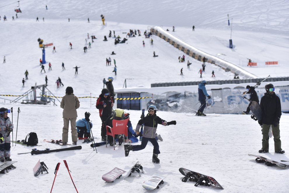 Las estaciones de esquí de Candanchú y Astún y los negocios del sector de la nieve asociados han tenido una gran ocupación este fin de semana.