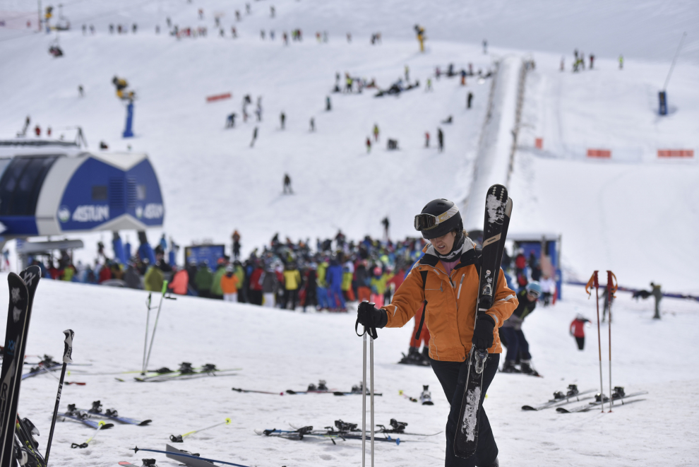 Las estaciones de esquí de Candanchú y Astún y los negocios del sector de la nieve asociados han tenido una gran ocupación este fin de semana.