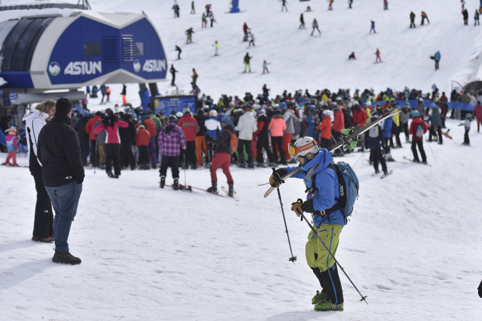 Las estaciones de esquí de Candanchú y Astún y los negocios del sector de la nieve asociados han tenido una gran ocupación este fin de semana.