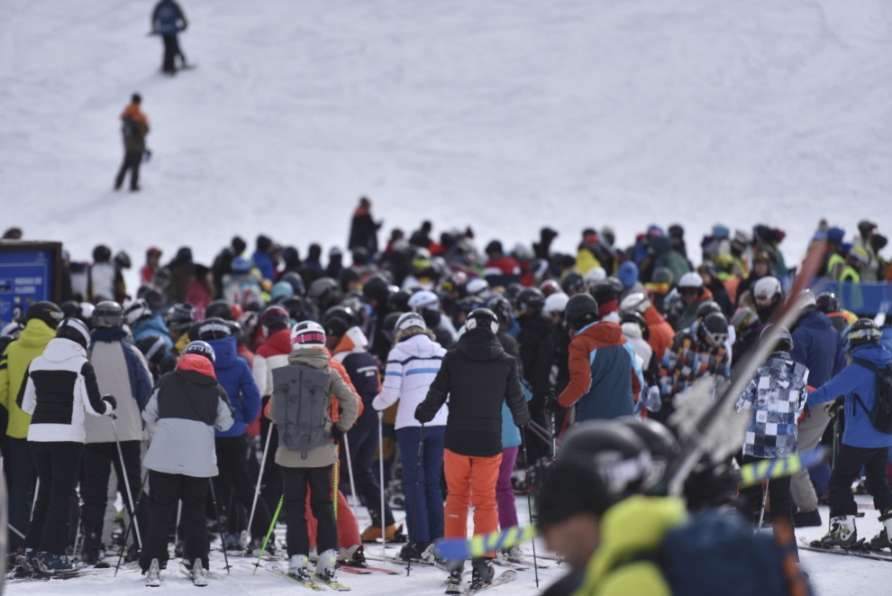 Las estaciones de esquí de Candanchú y Astún y los negocios del sector de la nieve asociados han tenido una gran ocupación este fin de semana.