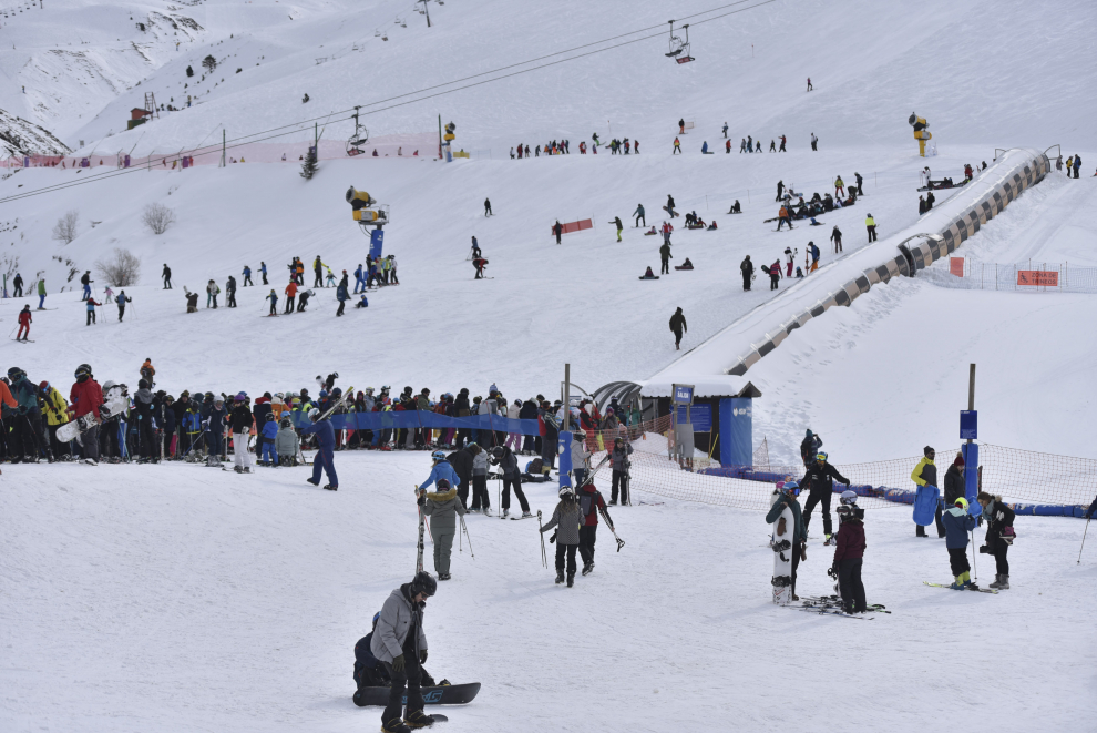 Las estaciones de esquí de Candanchú y Astún y los negocios del sector de la nieve asociados han tenido una gran ocupación este fin de semana.