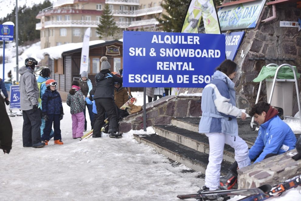 Las estaciones de esquí de Candanchú y Astún y los negocios del sector de la nieve asociados han tenido una gran ocupación este fin de semana.