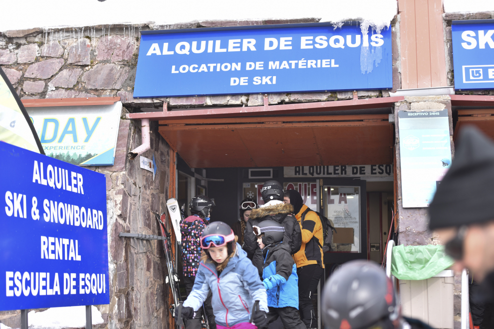 Las estaciones de esquí de Candanchú y Astún y los negocios del sector de la nieve asociados han tenido una gran ocupación este fin de semana.