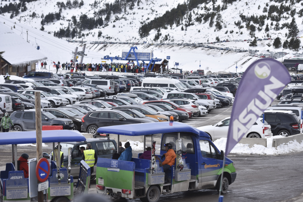 Las estaciones de esquí de Candanchú y Astún y los negocios del sector de la nieve asociados han tenido una gran ocupación este fin de semana.