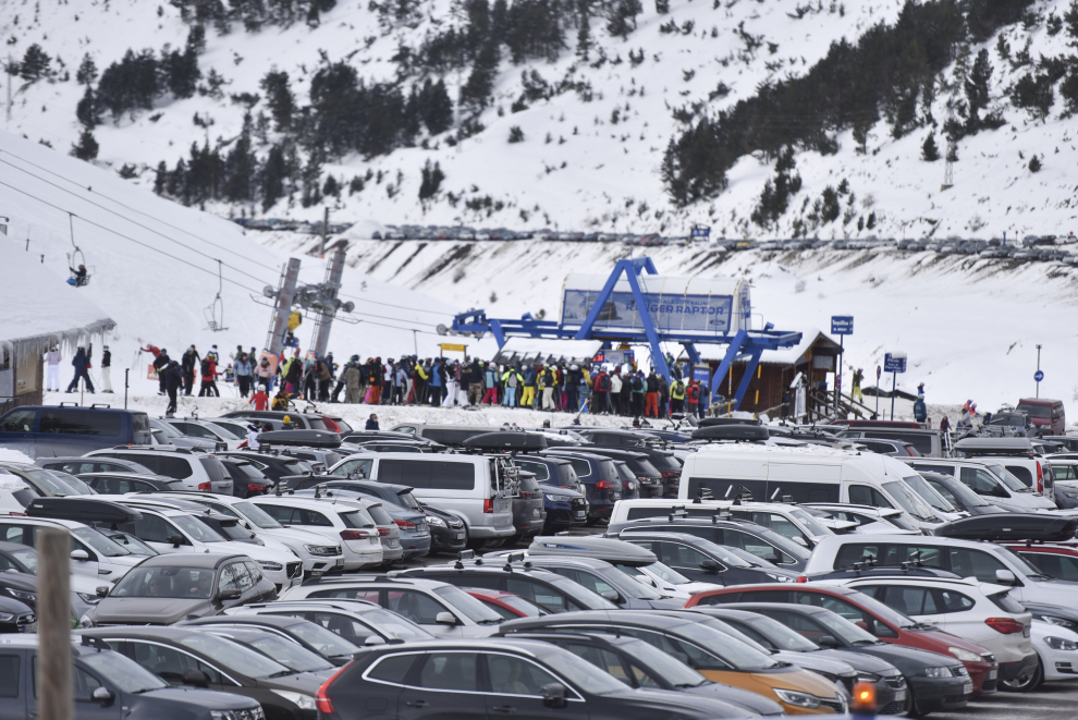 Las estaciones de esquí de Candanchú y Astún y los negocios del sector de la nieve asociados han tenido una gran ocupación este fin de semana.