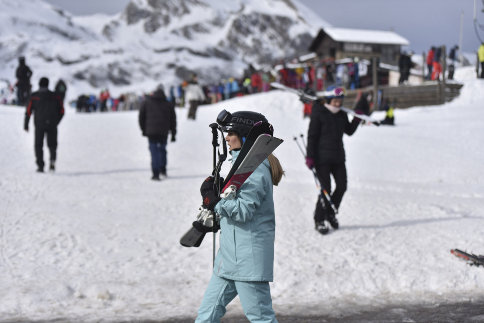 Las estaciones de esquí de Candanchú y Astún y los negocios del sector de la nieve asociados han tenido una gran ocupación este fin de semana.