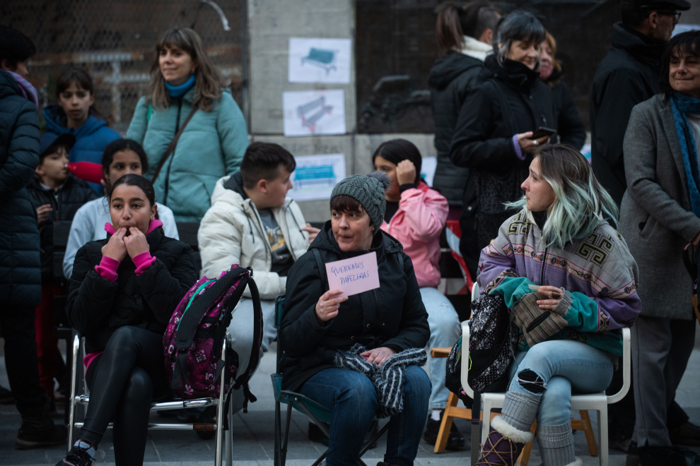 Protesta por la falta de bancos tras la reforma de la plaza de la Magdalena de Zaragoza