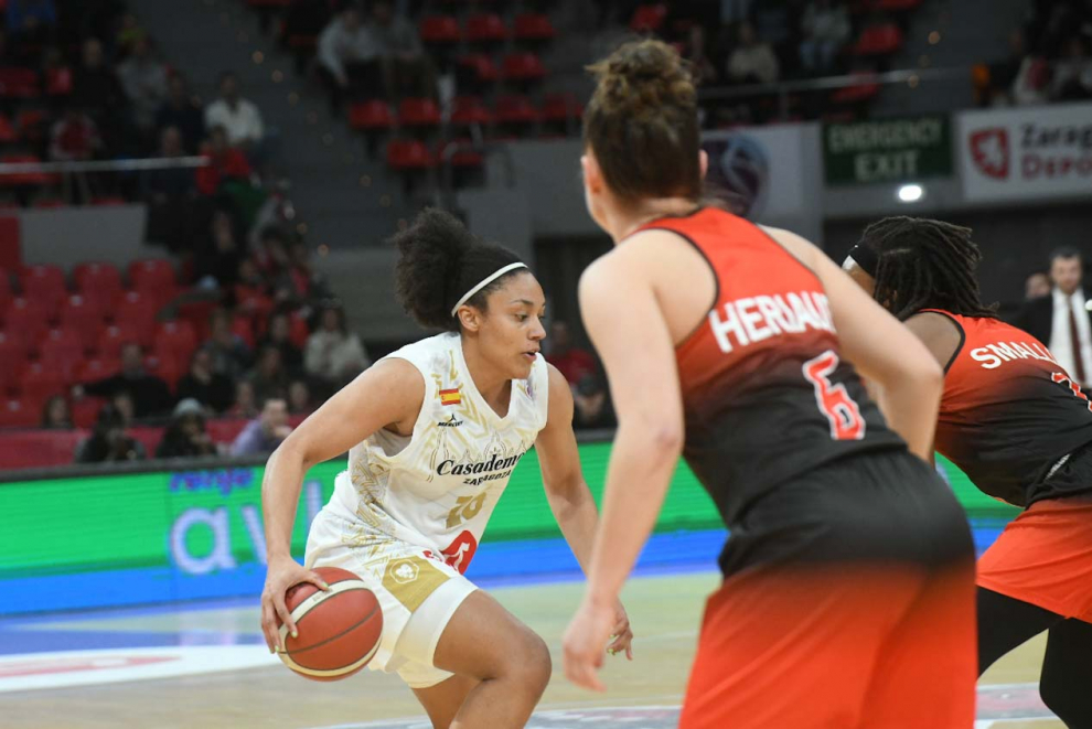 Foto del partido Casademont Zaragoza-Villeneuve, de la Eurocup Women, en el pabellón Príncipe Felipe