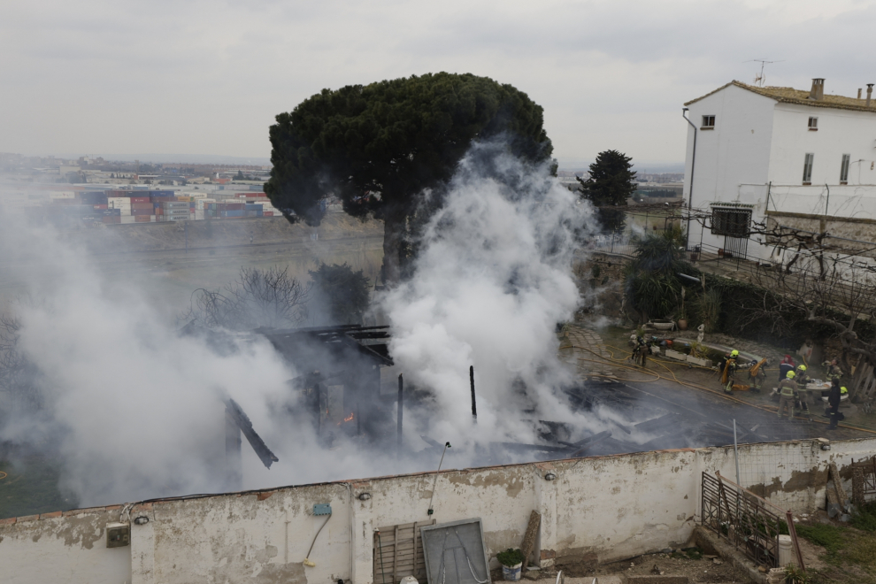 Incendio de una casa de madera detrás del hospital Royo Villanova en Zaragoza.