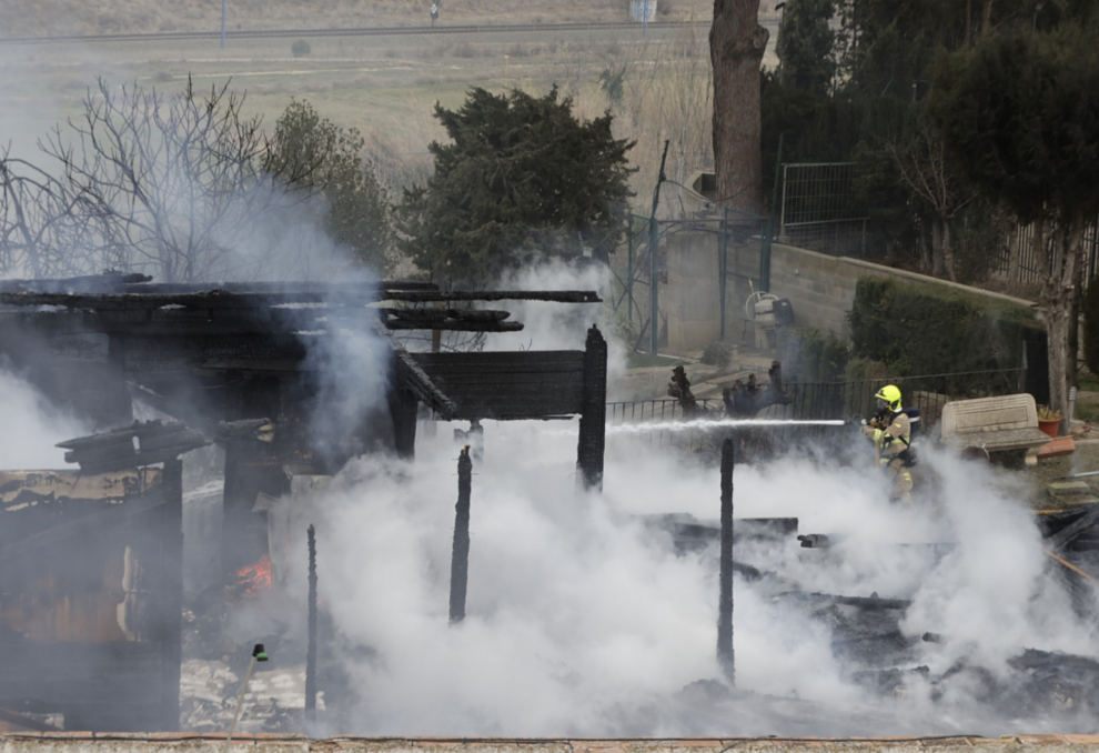 Incendio de una casa de madera detrás del hospital Royo Villanova en Zaragoza.
