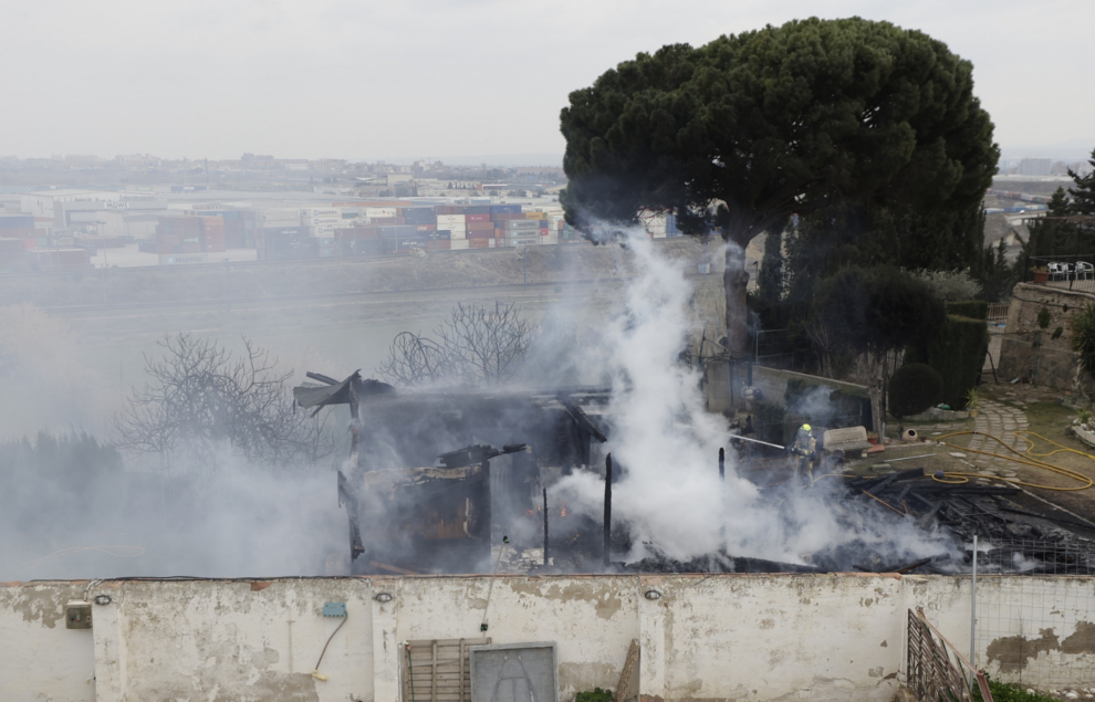 Incendio de una casa de madera detrás del hospital Royo Villanova en Zaragoza.