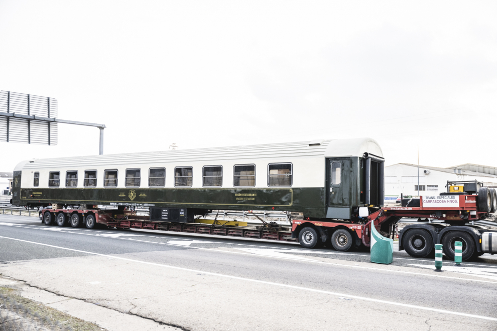 Traslado de los vagones ferroviarios con destino a Canfranc convertidos en restaurante con encanto