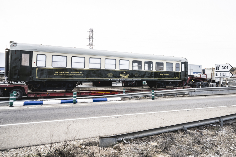 Traslado de los vagones ferroviarios con destino a Canfranc convertidos en restaurante con encanto