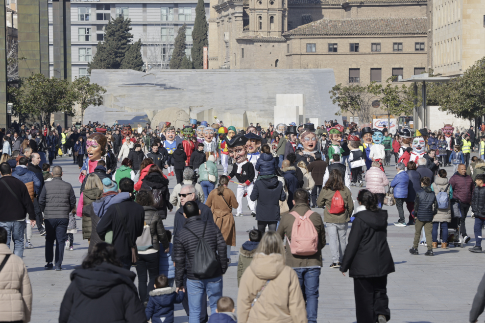 Pistoletazo de salida de la Cincomarzada con la marcha reivindicativa de los barrios desde la plaza del Pilar al parque del Tío Jorge.