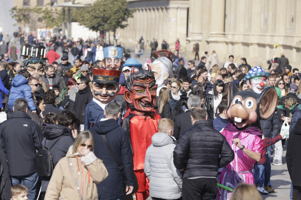 Pistoletazo de salida de la Cincomarzada con la marcha reivindicativa de los barrios desde la plaza del Pilar al parque del Tío Jorge.
