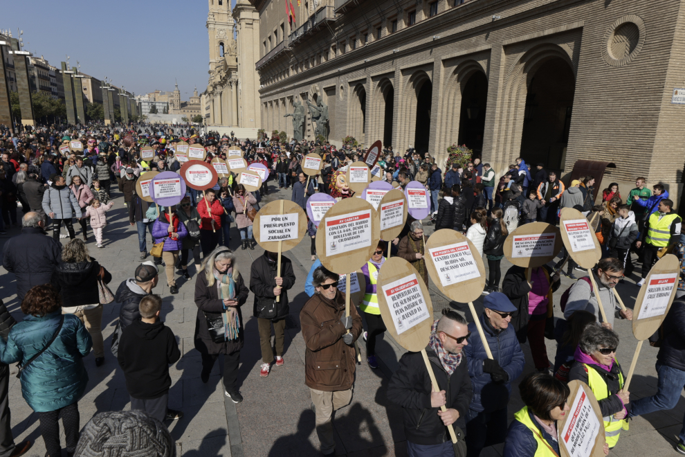 Pistoletazo de salida de la Cincomarzada con la marcha reivindicativa de los barrios desde la plaza del Pilar al parque del Tío Jorge.