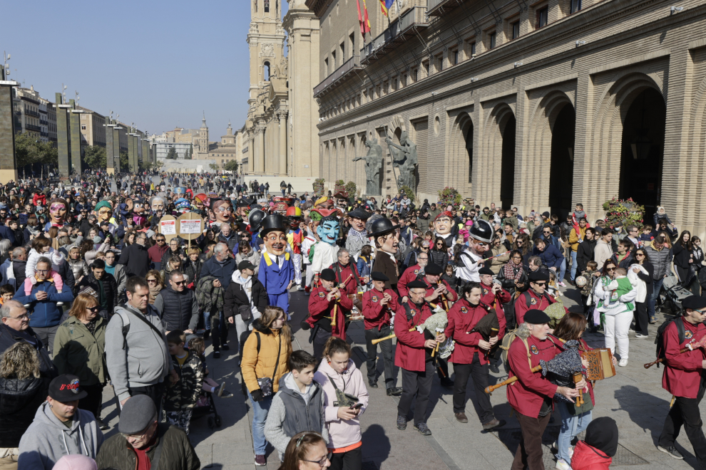 Pistoletazo de salida de la Cincomarzada con la marcha reivindicativa de los barrios desde la plaza del Pilar al parque del Tío Jorge.
