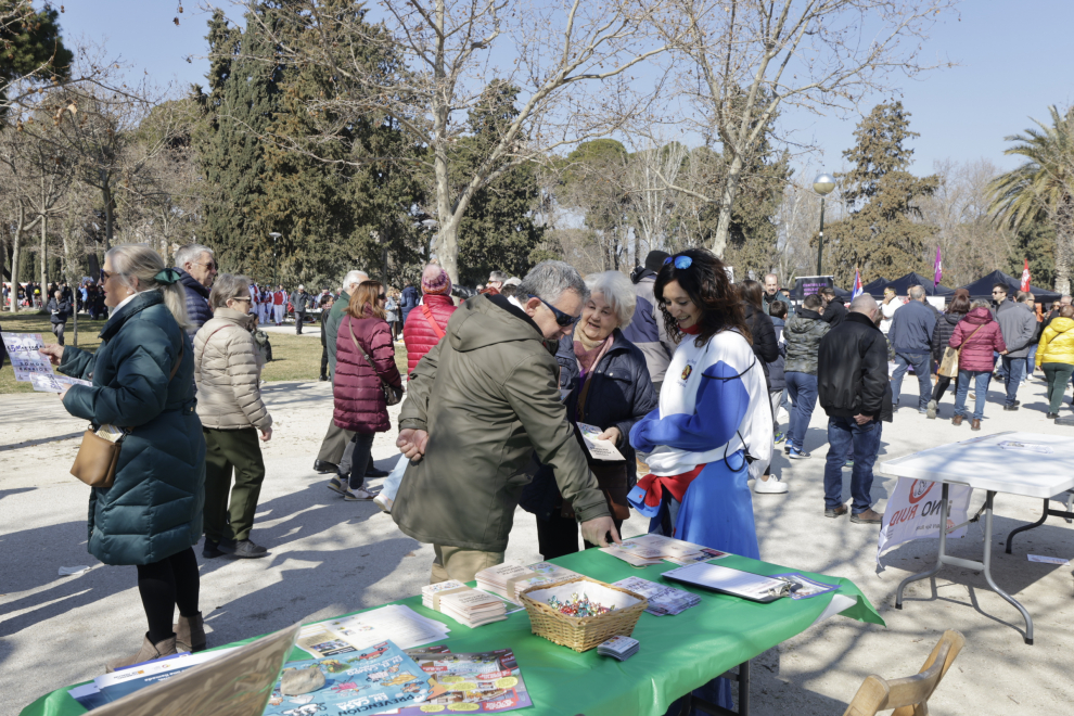 Los zaragozanos celebran la Cincomarzada en el parque del Tío Jorge de Zaragoza.