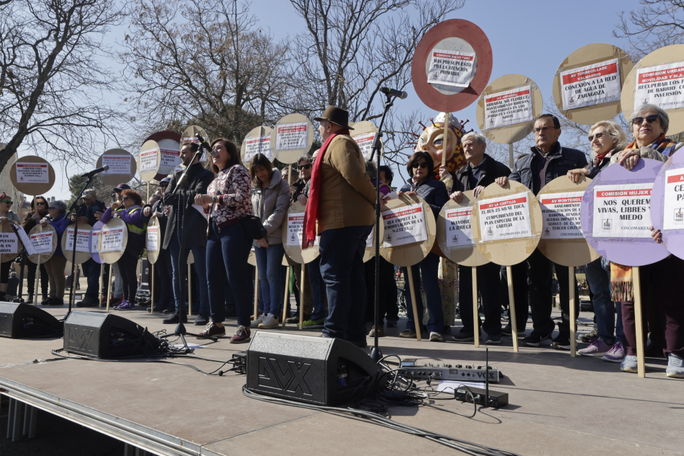 Los representantes de los barrios de Zaragoza leen el manifiesto reivindicativo durante la celebración de la Cincomarzada.