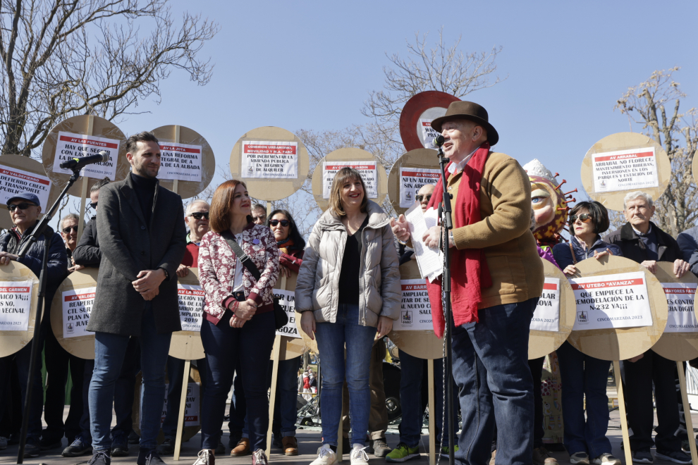 Los representantes de los barrios de Zaragoza leen el manifiesto reivindicativo durante la celebración de la Cincomarzada.