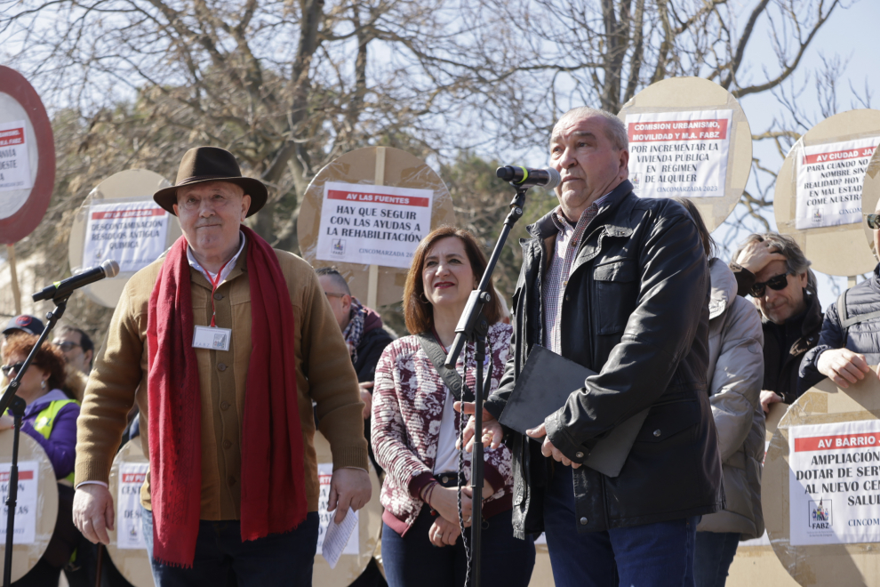 Los representantes de los barrios de Zaragoza leen el manifiesto reivindicativo durante la celebración de la Cincomarzada.