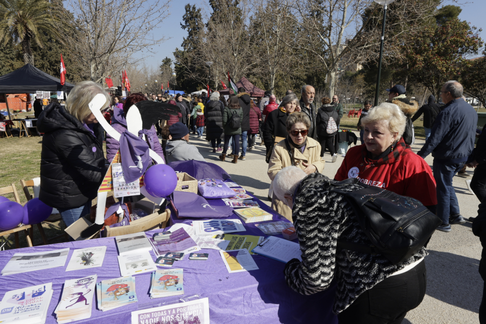 Los representantes de los barrios de Zaragoza leen el manifiesto reivindicativo durante la celebración de la Cincomarzada.
