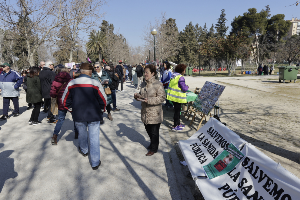 Los zaragozanos celebran la Cincomarzada en el parque del Tío Jorge de Zaragoza.