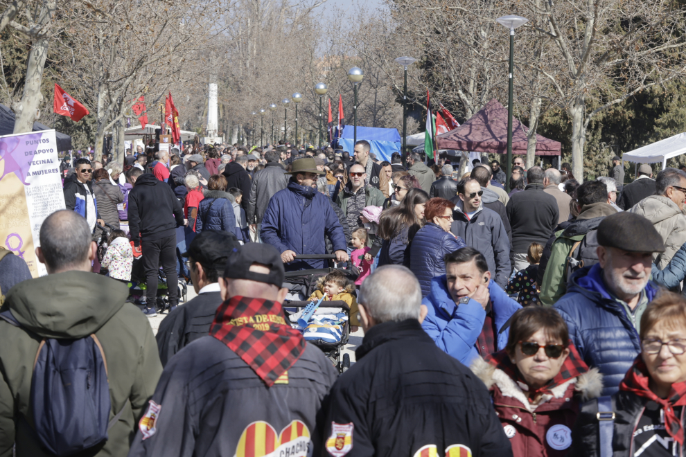 Los zaragozanos celebran la Cincomarzada en el parque del Tío Jorge de Zaragoza.