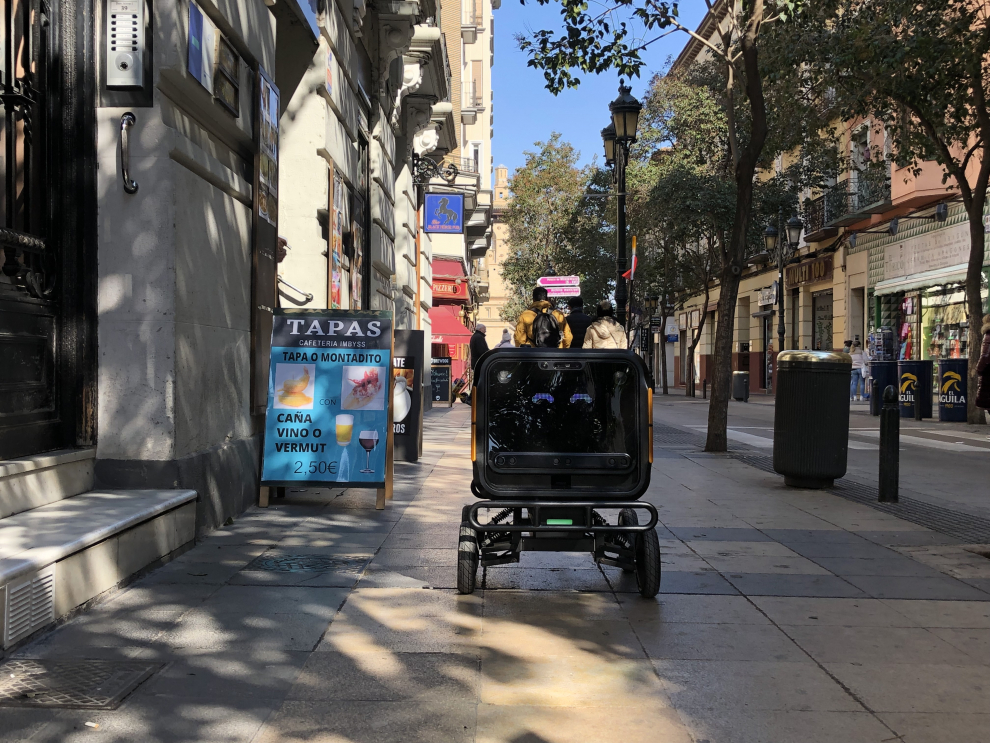 Reparto de un robot de Goggo en el centro de Zaragoza.