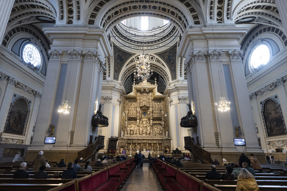 El altar mayor ha recobrado su aspecto.