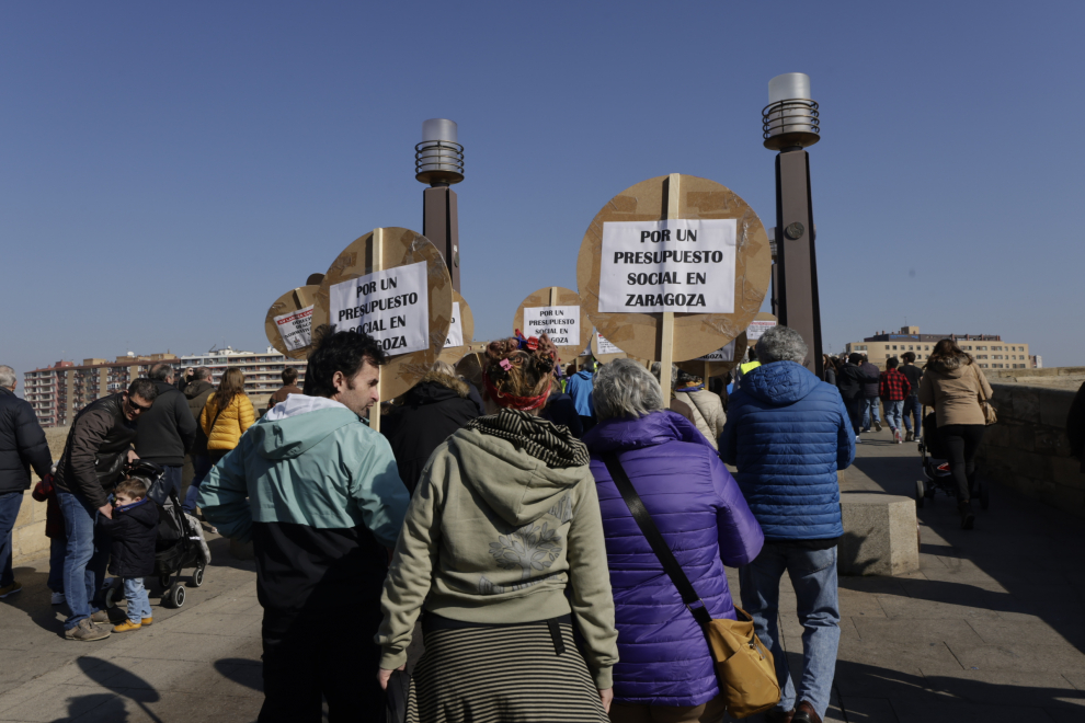 Pistoletazo de salida de la Cincomarzada con la marcha reivindicativa de los barrios desde la plaza del Pilar al parque del Tío Jorge.