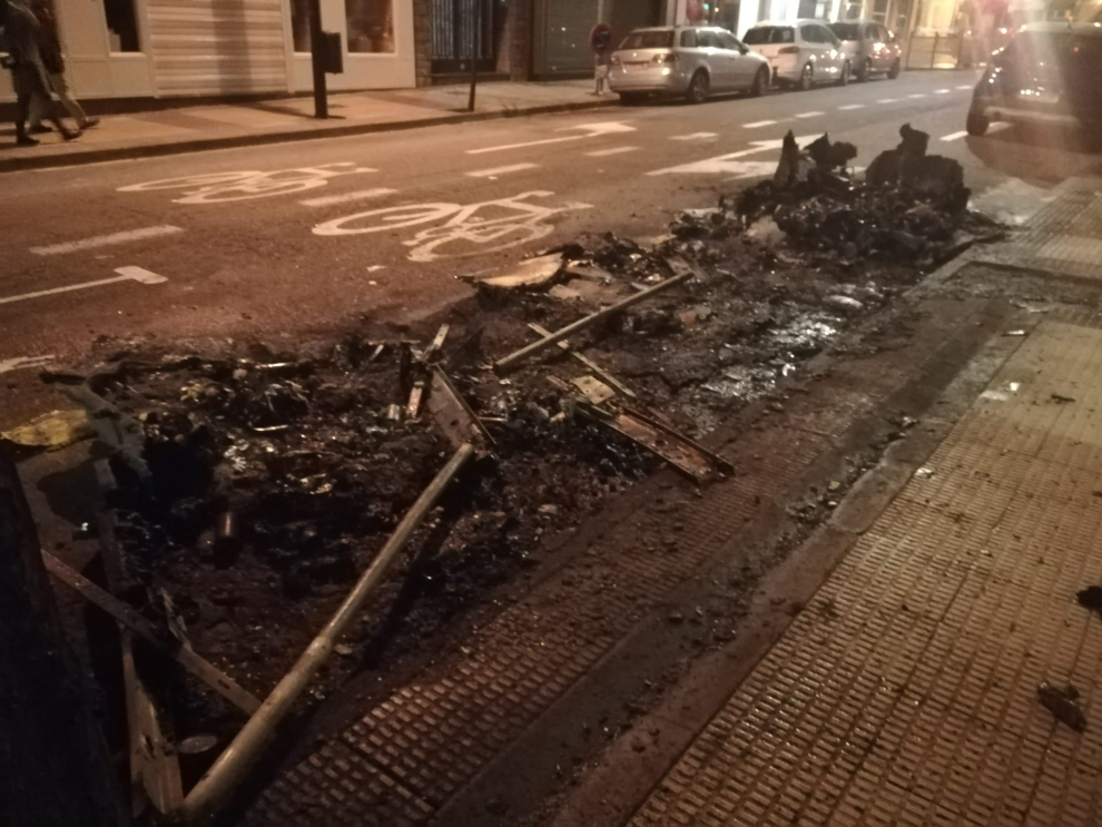 Sofocado el incendio de varios contenedores en pleno centro de Zaragoza.