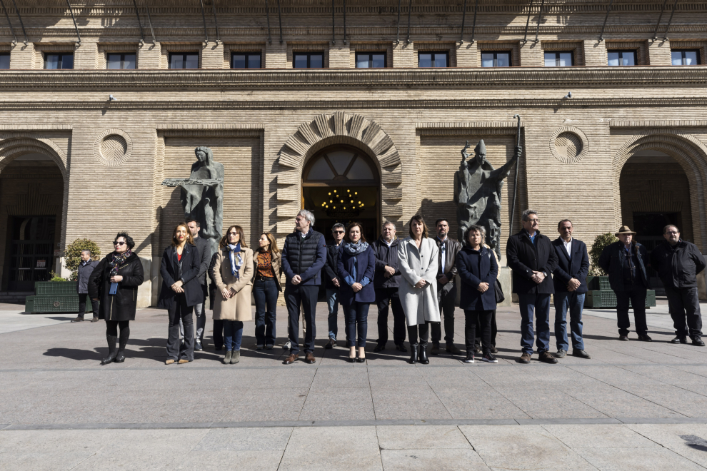 Minuto de silencio en el Ayuntamiento de Zaragoza por el crimen machista de Villanueva de Gállego.