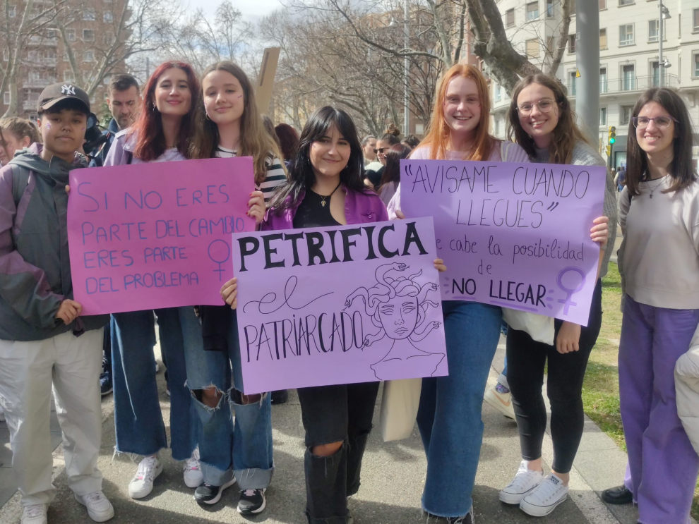 Chicas con pancartas en la protesta estudiantil del 8-M en Zaragoza