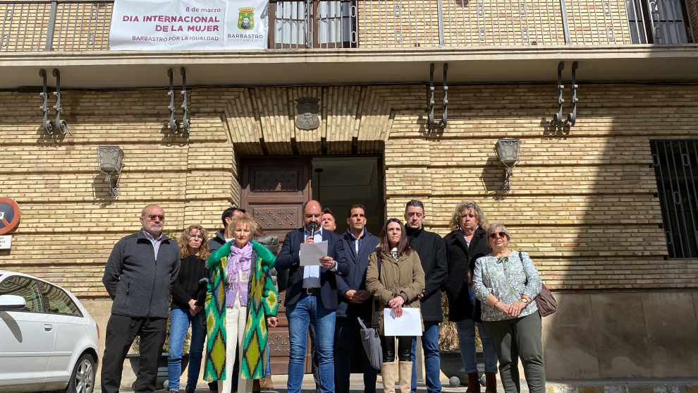 Concentración frente al Ayuntamiento de Barbastro por el Día de la Mujer